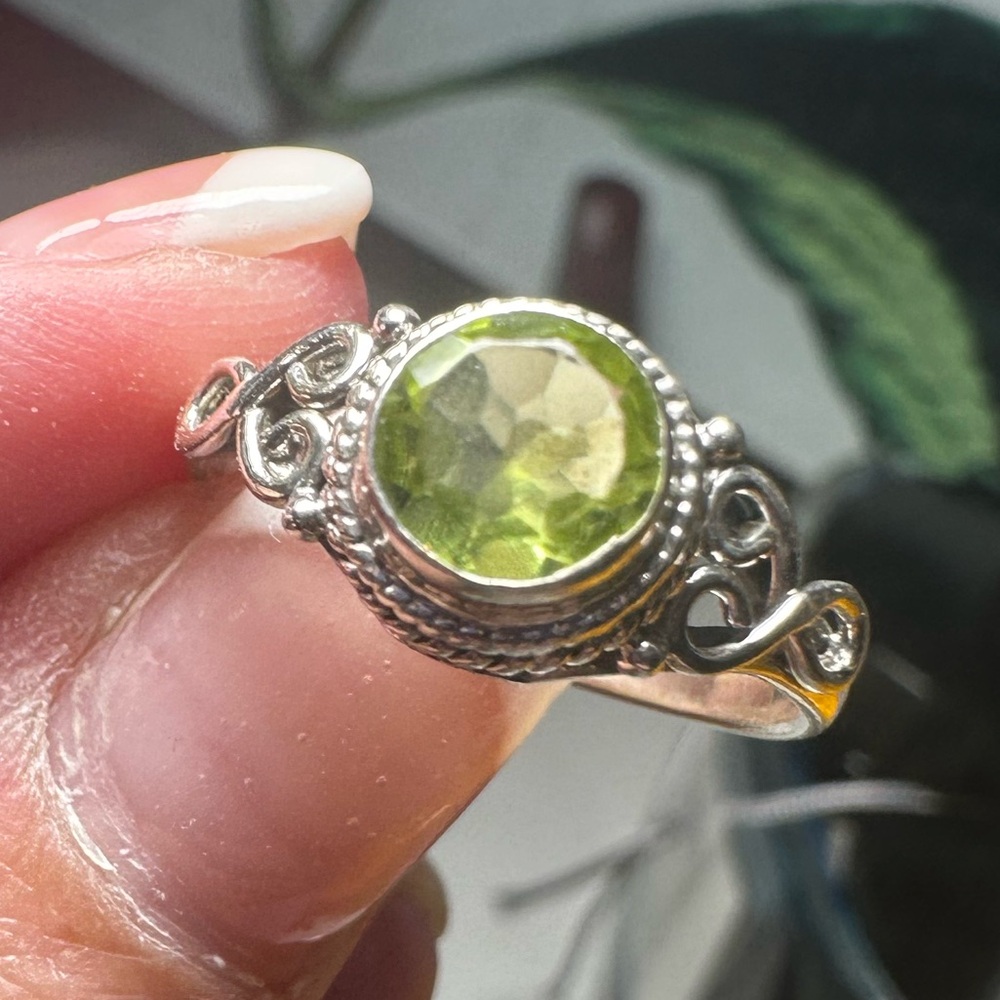 New Sterling silver & Peridot ring. Sz 6 3/4